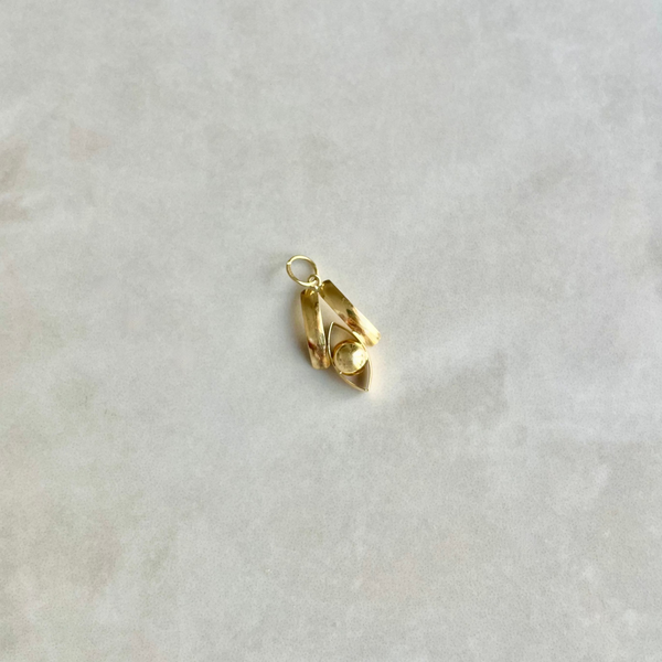 Gold pendant on a light grey background | Deheb Malta Jewellery