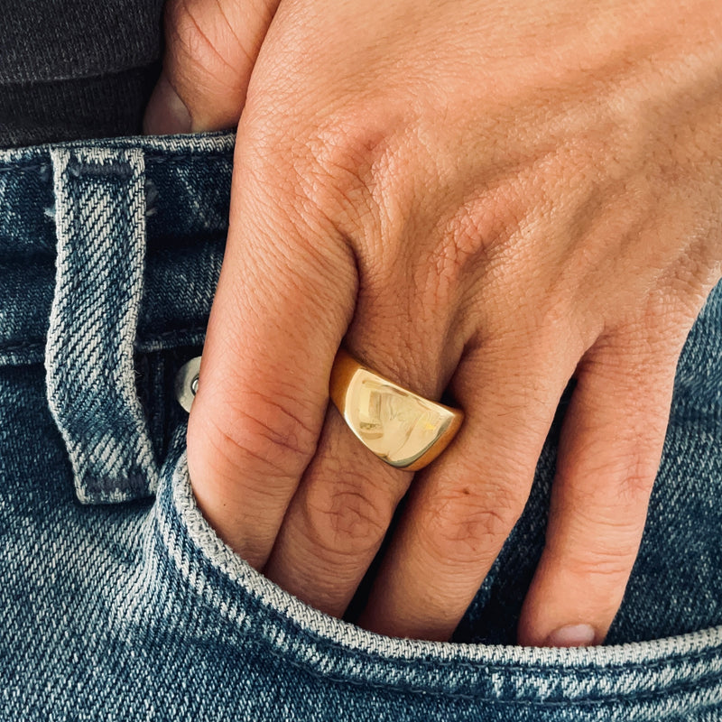Tapered gold ring 