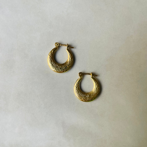 Horseshoe earrings with engraving